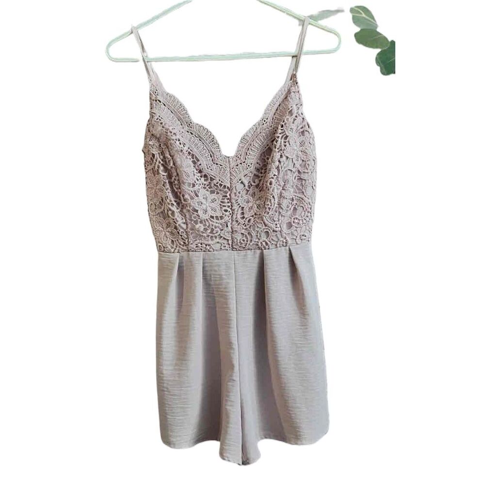 Blāsnä White Lace Spaghetti Strap V Neck Pleated Shorts Romper Womens Size Small